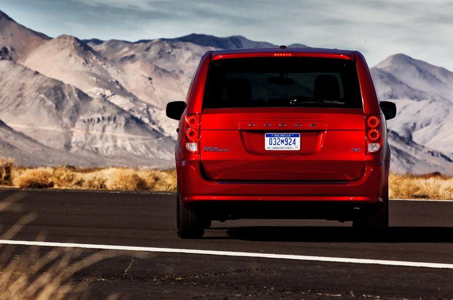  Dodge Grand Caravan R/T 2011 года  (фото 2 из 9)